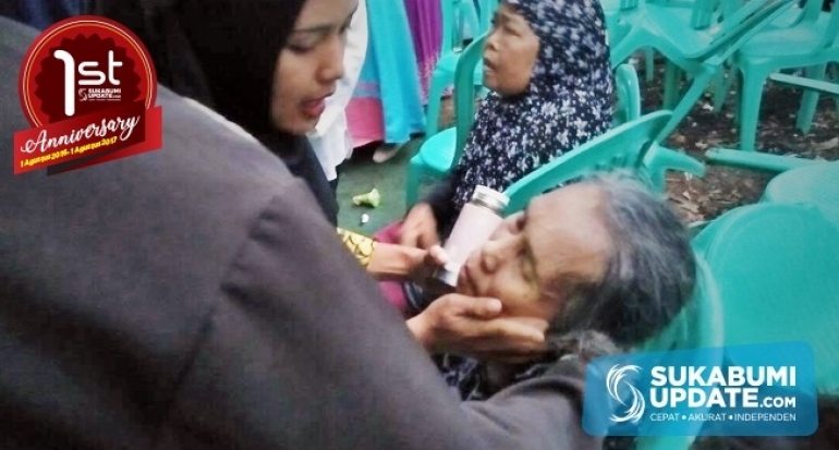 Wanita Tua Pingsan Saat Berebut Bingkisan Makanan di Tanjungsari Kabupaten Sukabumi