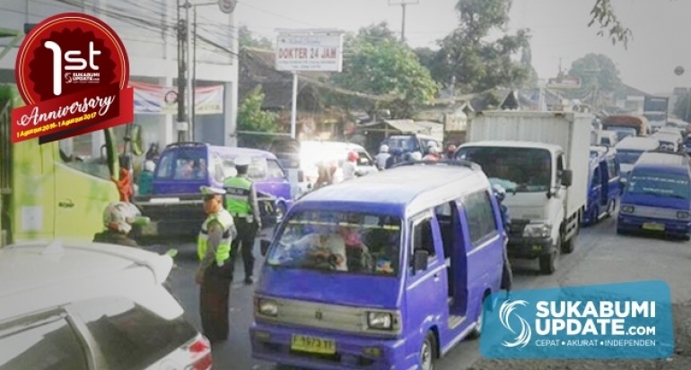 Pengendara Saling Serobot, Arus Lalin di Simpang Cidahu Kabupaten Sukabumi Macet