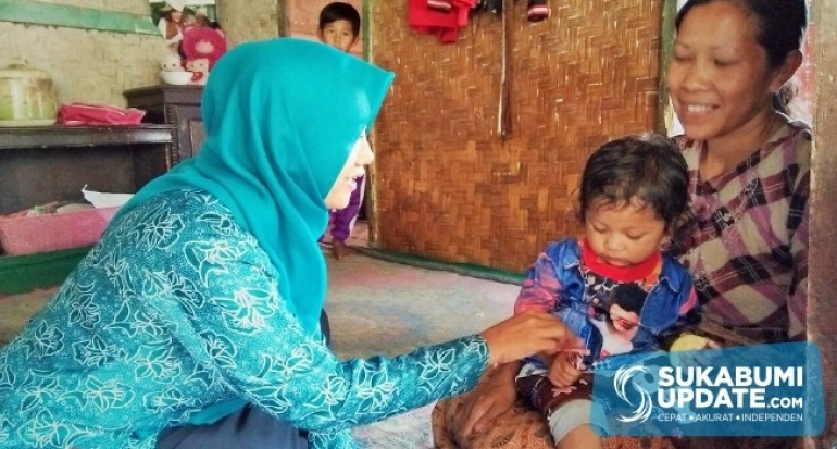 Istri Camat Nagrak Kabupaten Sukabumi Kunjungi Janda Tujuh Anak