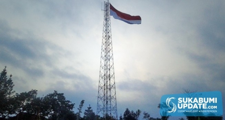 Merdeka! Merah Putih Raksasa Berhasil Berkibar di Langit Biru Cidahu Kabupaten Sukabumi