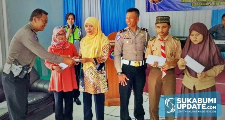 Dikunjungi Polisi, Anak-anak Panti Budi Nurani di Baros Kabupaten Sukabumi Ceria