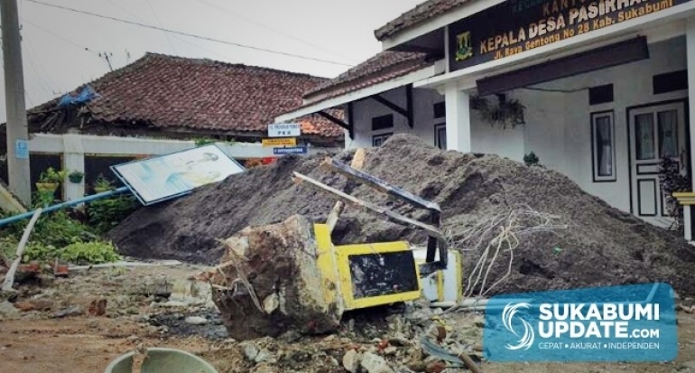 Ini Jumlah Kerugian Akibat Tronton Seruduk Kantor Desa Pasirhalang Kabupaten Sukabumi
