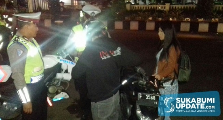 Hindari Razia, Pengendara Bermotor Seruduk Anggota Sabhara Polres Sukabumi Kota