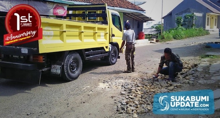 Akses Jalan Cimanggu-Kalibunder Kabupaten Sukabumi Rusak, Pak Ogah Beraksi
