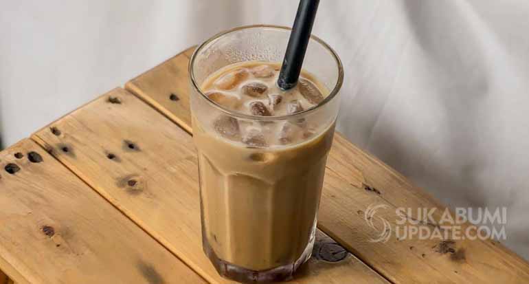 Bikin Sendiri Es Kopi Aren yang Seger Banget! Resep dari Jalan KeKopi di Sukabumi