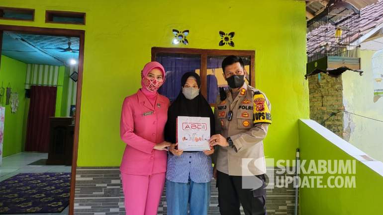 Diberi Alat Bantu Dengar, Siti Nurpadilah Pelukis Juara Nasional dari Sukabumi