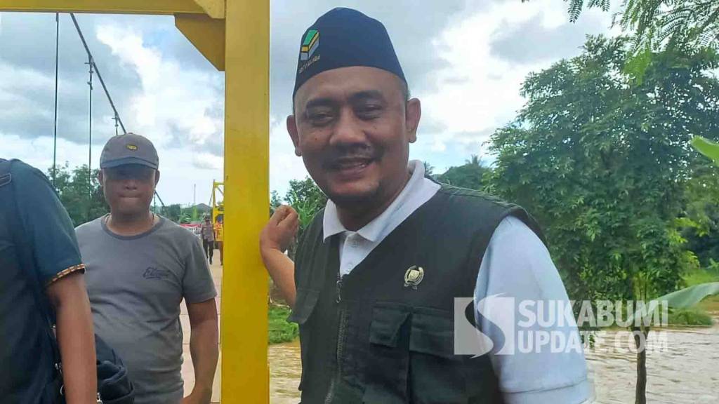 Anggota Komisi I DPRD Kabupaten Sukabumi Andri Hidayana saat peresmian Jembatan Cimalim di Kampung Cimalim, Desa Ciemas, Kabupaten Sukabumi, Senin (12/12/2022). | Foto: SU/Ragil Gilang